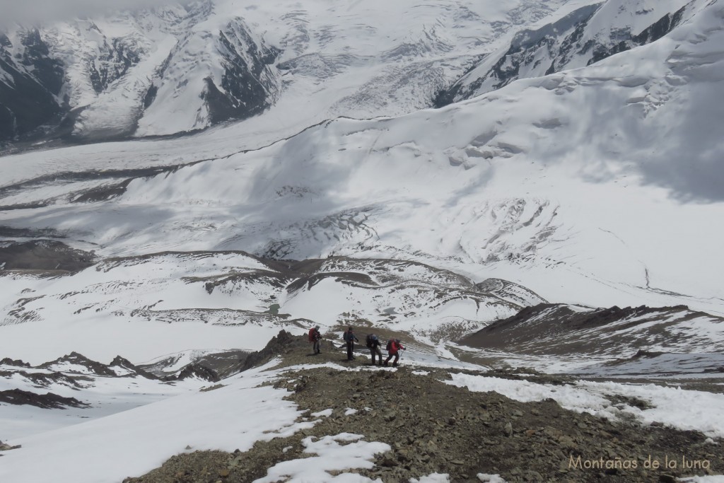 Subiendo al pico Yukhin, detrás y abajo las lenguas del Glaciar Lenin